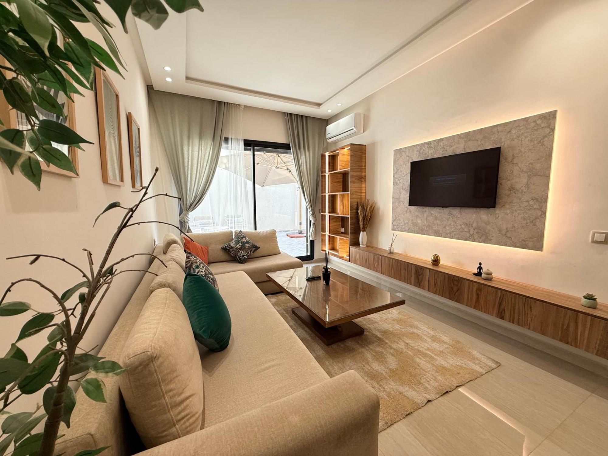 Apartamento Cosy Patio Sunny 2br - New Building - Near Oasis Train Station