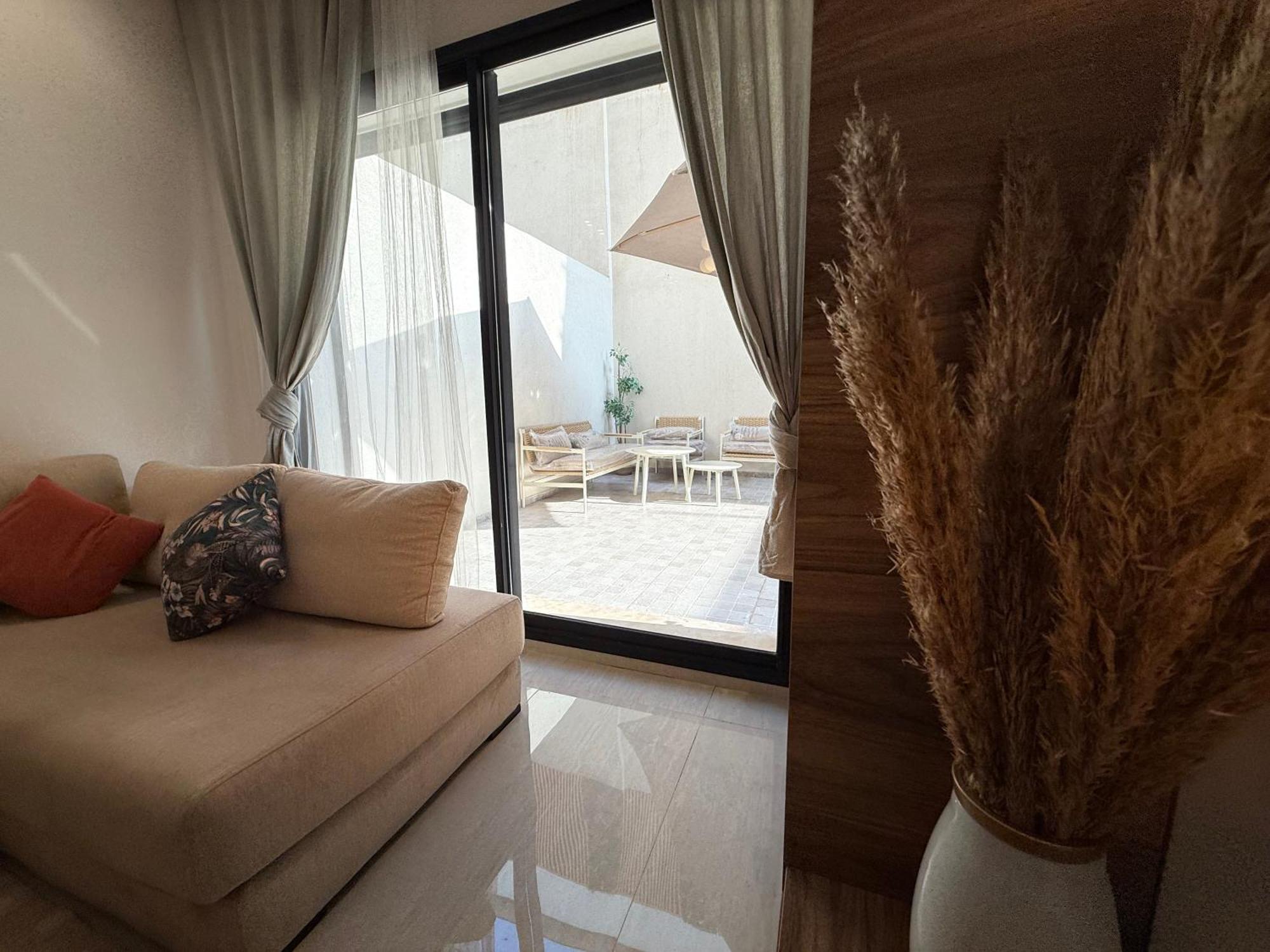 Cosy Patio Sunny 2br - New Building - Near Oasis Train Station Apartamento *