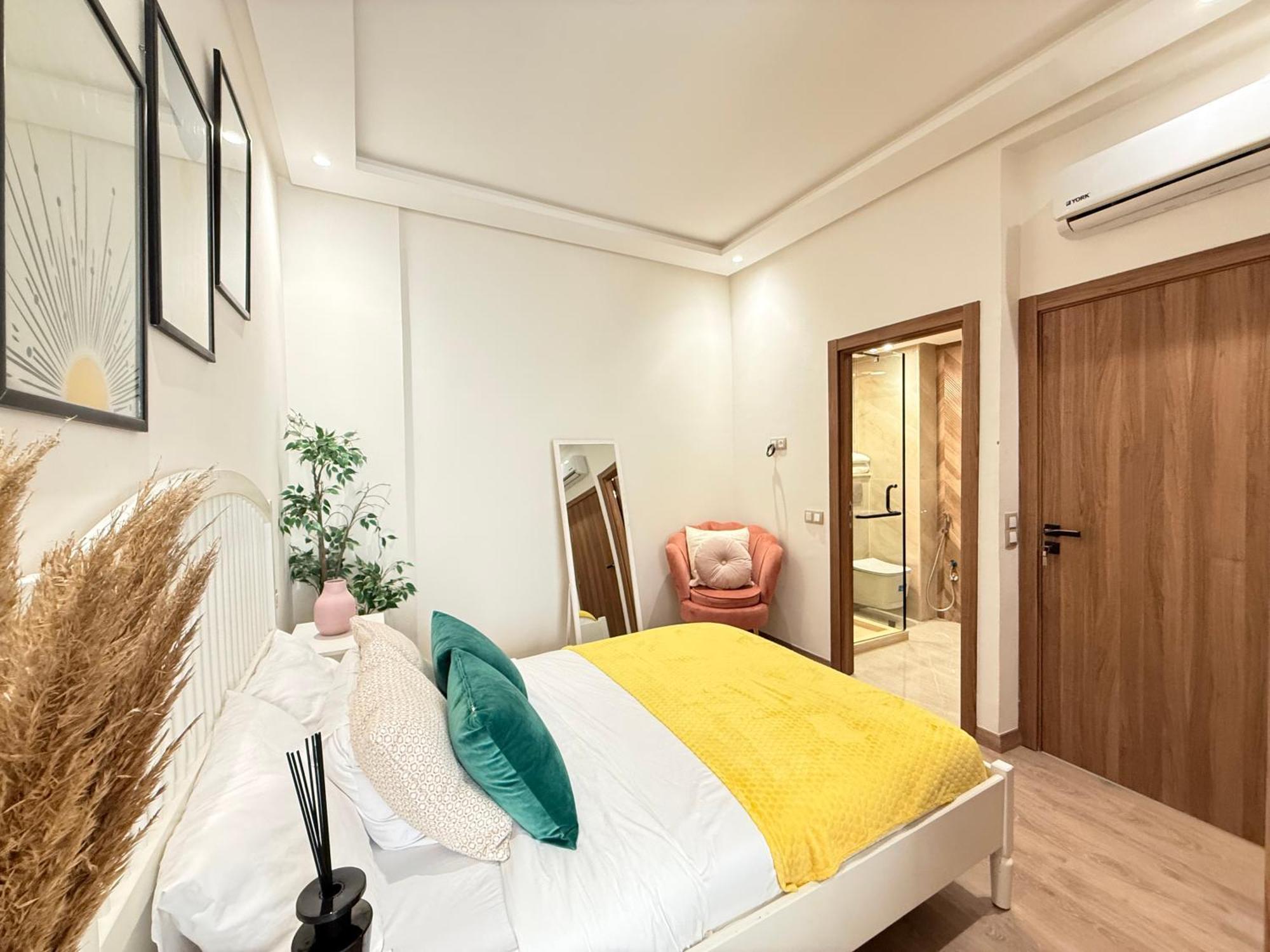 Cosy Patio Sunny 2br - New Building - Near Oasis Train Station Apartamento